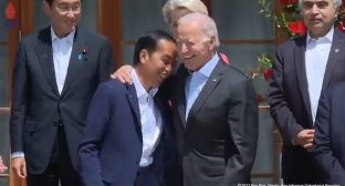 Presiden Jokowi dirangkul Presiden Amerika, Joe Biden saat konferensi tingkat tinggi (KTT) G7 di Jerman viral (foto/int)